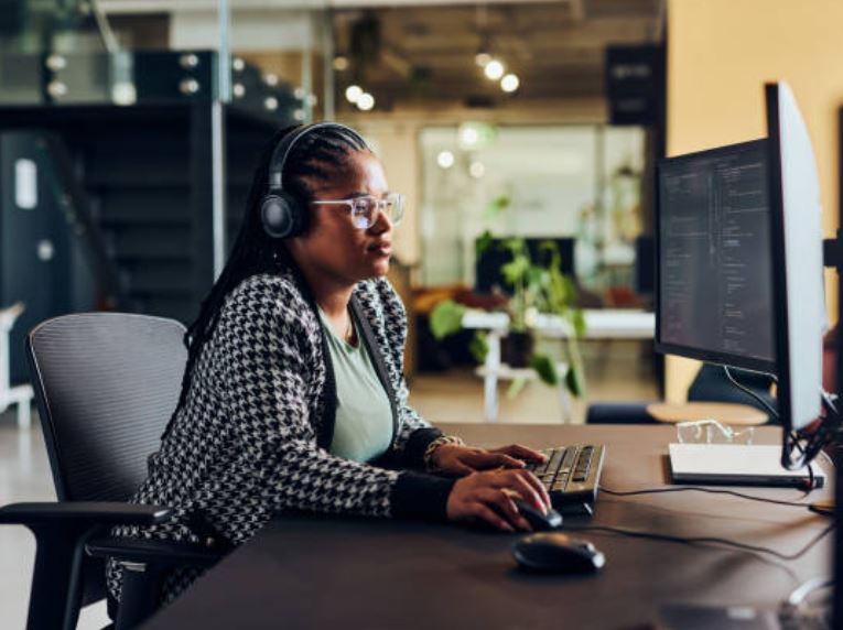 Équipe de développeurs travaillant dans un studio moderne